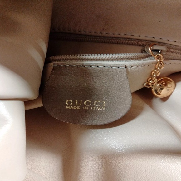 Gucci bamboo handle bucket bag. Authentic. Beautiful. Soft - Picture 6 of 8
